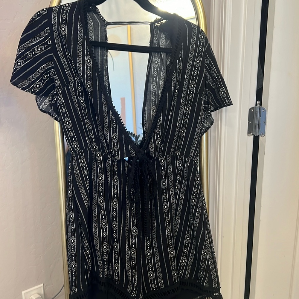 Preowned - strap on back broken.  Back is wide open.
